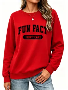 Gros plan d'un sweat-shirt rouge à col rond avec imprimé textuel tendance et jean.