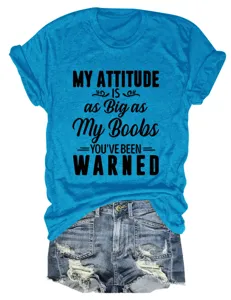 Casual blauw korte mouw t-shirt detail met grafische tekst, comfortabele zomerkleding.