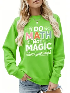 Nahaufnahme des grünen Sweatshirts mit mathematischem Aufdruck und gerippten Bündchen.