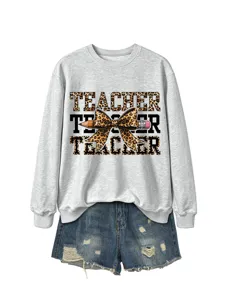 Sudadera gris con estampado de leopardo y lazo de profesor combinada con shorts de mezclilla.