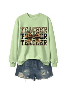 Sudadera casual de manga larga verde menta para mujer combinada con pantalones cortos de mezclilla.
