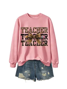 Sudadera rosa casual de manga larga combinada con shorts vaqueros y estampado de letras.