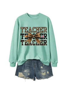 Detalle de la sudadera verde menta con estampado de lazo de leopardo y shorts vaqueros.