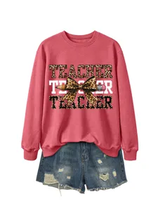 Detalle de cerca de sudadera rosa de mujer con gráfico de leopardo y un lazo.