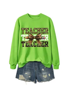 Sudadera verde de maestra para mujer con estampado de lazo leopardo y shorts vaqueros.