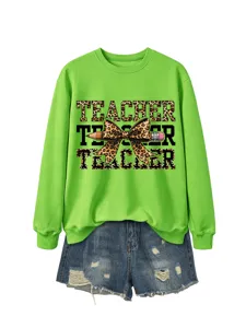 Detalle sudadera profesor verde con estampado leopardo lazo lápiz y shorts vaqueros.