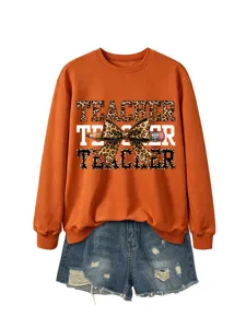 Sudadera naranja mujer maestra estampado leopardo lazo con pantalones cortos vaqueros.
