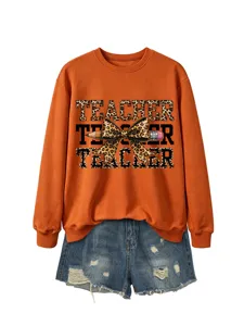 Sudadera naranja de manga larga para mujer con estampado de leopardo y lápiz y pantalones cortos.
