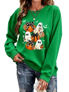 Nahaufnahme des grünen Halloween-Sweatshirts mit niedlichen Geister- und Kürbisgrafiken.
