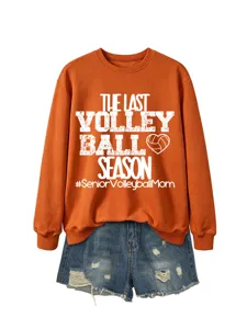 Damen orange Volleyball Themen Sweatshirt kombiniert mit zerrissenen Jeansshorts Details.