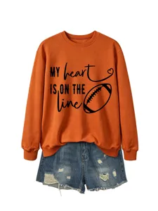 Felpa da donna arancione casual con stampa football e pantaloncini di jeans alla moda.