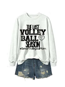 Freizeitorientierter grauer Damen Pullover mit Rundhalsausschnitt und Jeansshorts.