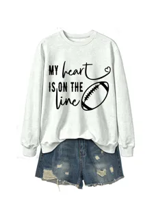 Felpa casual a maniche lunghe con girocollo abbinata a pantaloncini di jeans alla moda.