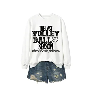 Freizeitorientiertes weisses Langarm-Sweatshirt mit blauen Jeansshorts, Volleyball-Motiv.