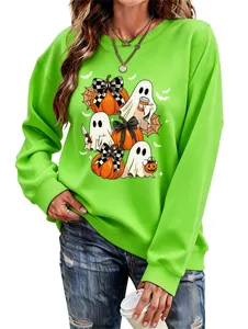 Detailansicht des grünen Langarm-Sweatshirts mit süßen Halloween-Geist- und Kürbis-Grafiken.