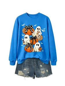 Damen blaues Halloween Sweatshirt mit niedlichem Geist und Kürbis Grafik kombiniert mit Shorts.