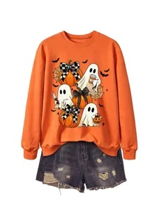 Nahaufnahme des Halloween Geist und Kürbis Drucks auf dem orangefarbenen Sweatshirt.