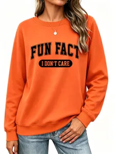 Détail de sweatshirt orange avec impression fun fact et manches longues confortables.