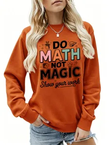 Nahaufnahmedetail des orangefarbenen Sweatshirts mit stylischem Grafik-Text-Druck vorne.