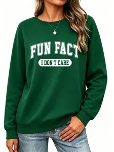 Vue détaillée du sweat-shirt vert foncé avec imprimé amusant et coupe confortable pour le style.