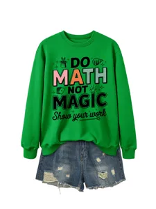 Grüner Rundhals-Pullover mit witzigem Mathe-Print Detail und blauen Destroyed-Jeansshorts.