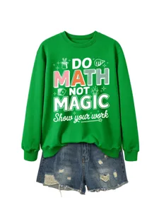 Grünes Sweatshirt Detail mit lustigem Mathe Magie Slogan Grafikdruck und bequemem Stoff.