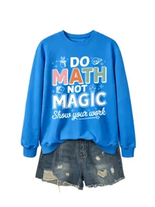 Blauer Rundhalsausschnitt Pullover kombiniert mit Jeansshorts und lustigem Mathe-Druck.
