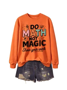Damen orange langarm sweatshirt mit mathe magie grafik druck und jeans shorts outfit.