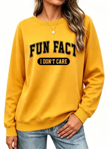 Gros plan sur l'impression du slogan amusant sur le sweat-shirt à col rond jaune pour femme.