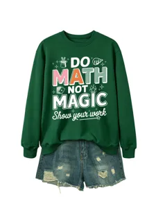 Damen lässiges Langarm Sweatshirt mit lustigem Mathe Aufdruck und passenden Jeansshorts.