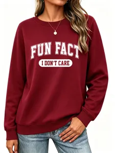 Vue de detail du sweat bordeaux avec graphique de texte et manches longues confortables.