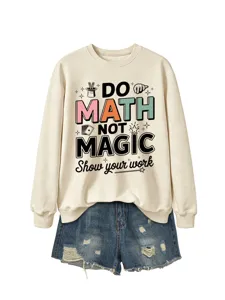 Nahaufnahme des Grafikdrucks und der Textur des lässigen beigen Rundhals-Sweatshirts.