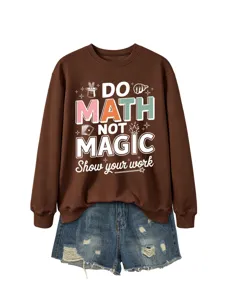 Damen lässiger langärmliger brauner Pullover kombiniert mit Destroyed Jeansshorts Set.