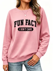 Détail de sweat-shirt rose à motif graphique avec texte amusant, style décontracté.