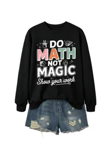Lässiger schwarzer Langarm-Sweatshirt mit Mathe-Magic-Grafikprint kombiniert mit Jeansshorts.