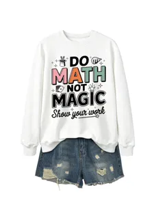 Detailansicht des weißen langarm Sweatshirts mit Grafikdruck und blauen Denim Shorts.