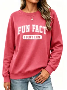 Sweat-shirt rouge à col rond et manches longues avec impression fun fact, vue détaillée du haut.