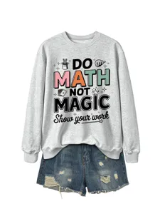 Nahaufnahme Detail des lässigen grauen Sweatshirts mit coolem Math Magic Aufdruck.
