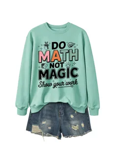 Minzgrünes lässiges Damen Sweatshirt mit lustigem Mathe Print und Jeansshorts Outfit.