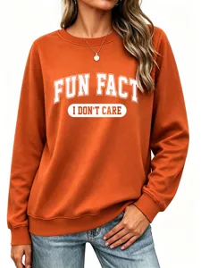 Vue détaillée du sweat-shirt décontracté orange avec impression de texte tendance.