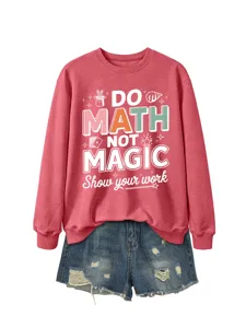 Detailansicht Damen Freizeit Langarm Sweatshirt mit Mathe Slogan Druck und Jeansshorts.