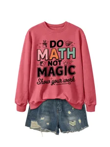 Detailansicht des roten Crewneck-Sweatshirts mit Mathe-Slogan-Grafik kombiniert mit Shorts.