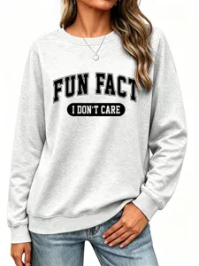 Sweat-shirt gris col rond avec texte imprimé, vêtement féminin décontracté et confortable.