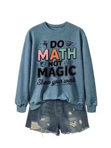Lässiger Damen Langarm Rundhalsausschnitt Sweatshirt kombiniert mit Jeansshorts für den Herbst.