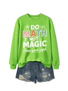 Lässiger grüner Langarm-Sweatshirt mit lustigem Mathe-Magic-Print und Jeans-Shorts.