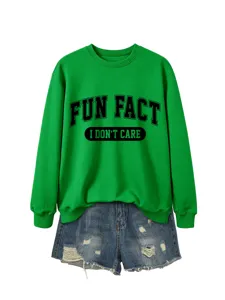 Sweat-shirt vert à manches longues combiné au short en jean, détail d'impression amusant.