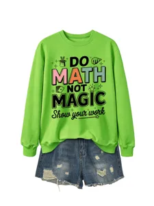 Damen lässiger hellgrüner Rundhals Pullover mit coolem Mathedruck kombiniert mit Jeansshorts.