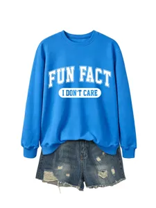 Sweat-shirt bleu avec imprimé textuel et short en jean détail, vêtement décontracté pour femme.