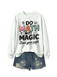 Detailansicht eines lässigen grauen Damen Sweatshirts mit Mathe Motiv und coolen Jeansshorts.