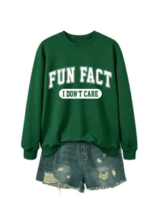 Sweat-shirt décontracté vert avec citation amusante assorti à un short en jean élégant.